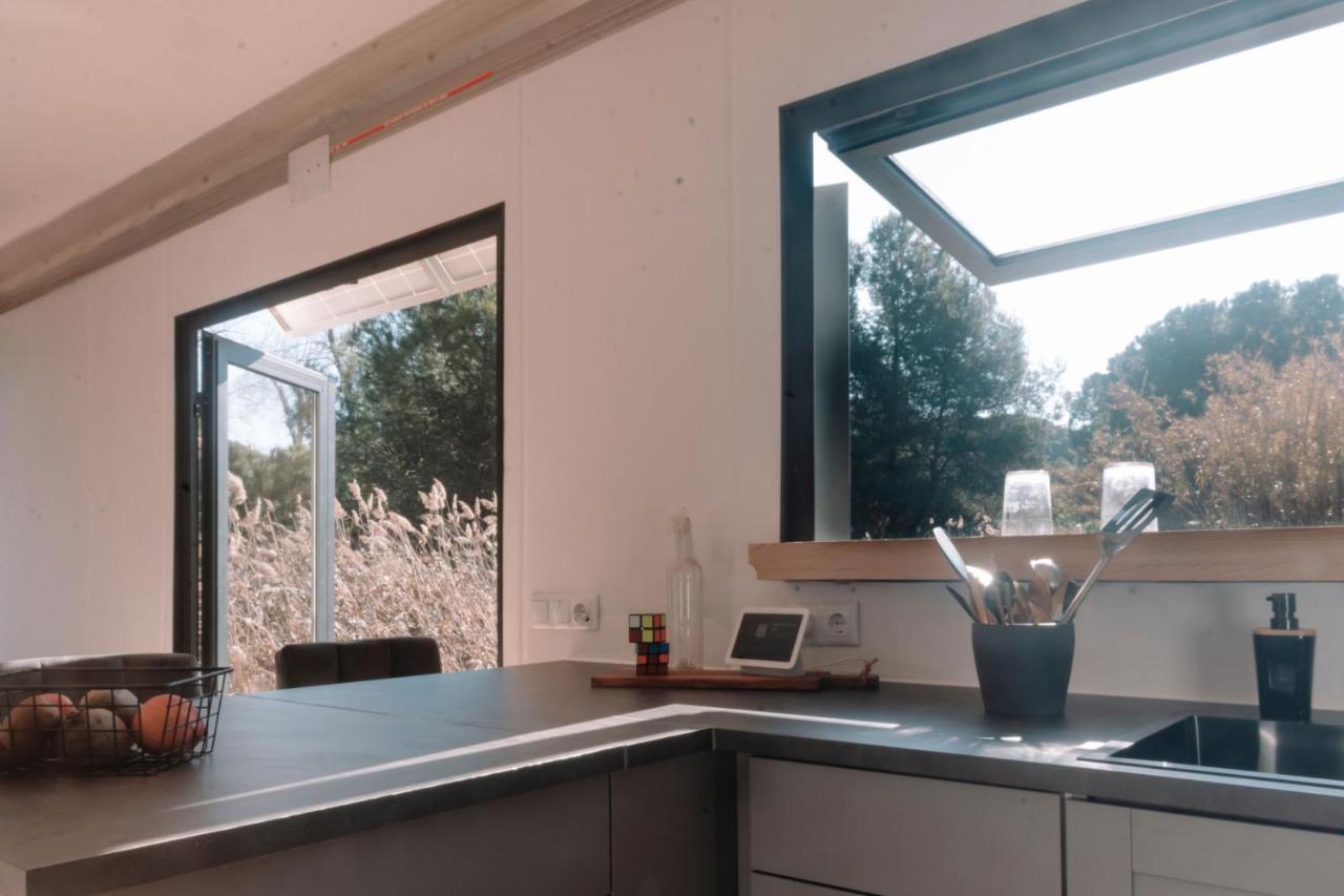 Cooltainer Retreat: Sustainable Coastal Forest Tiny House Near Barcelona Castelldefels Extérieur photo